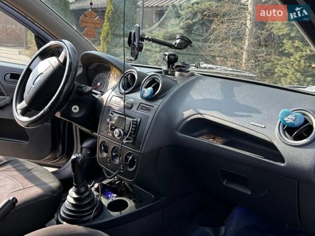 Синий Форд Фиеста, объемом двигателя 1.24 л и пробегом 182 тыс. км за 3900 $, фото 4 на Automoto.ua
