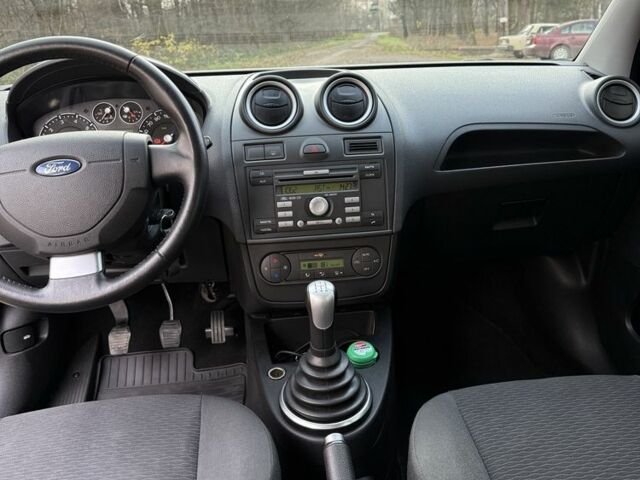 Синій Форд Фієста, об'ємом двигуна 1.4 л та пробігом 155 тис. км за 4800 $, фото 7 на Automoto.ua