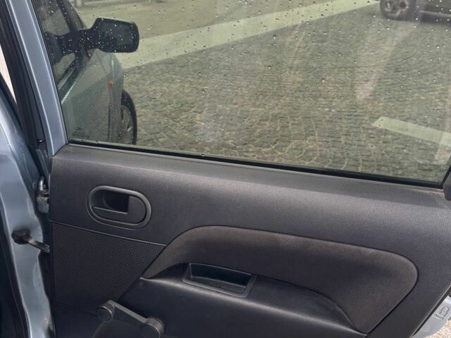 Синий Форд Фиеста, объемом двигателя 1.4 л и пробегом 301 тыс. км за 3700 $, фото 11 на Automoto.ua