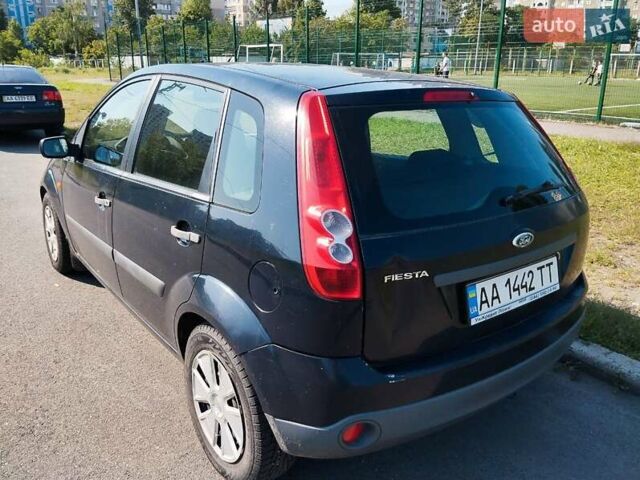 Синій Форд Фієста, об'ємом двигуна 1.24 л та пробігом 221 тис. км за 3900 $, фото 5 на Automoto.ua