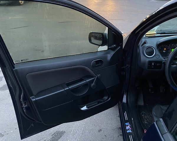 Синій Форд Фієста, об'ємом двигуна 1.24 л та пробігом 241 тис. км за 2900 $, фото 6 на Automoto.ua