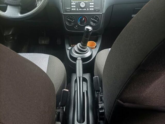 Синий Форд Фиеста, объемом двигателя 1.4 л и пробегом 139 тыс. км за 4300 $, фото 2 на Automoto.ua