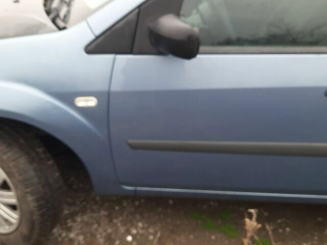 Синій Форд Фієста, об'ємом двигуна 1.3 л та пробігом 102 тис. км за 3400 $, фото 4 на Automoto.ua