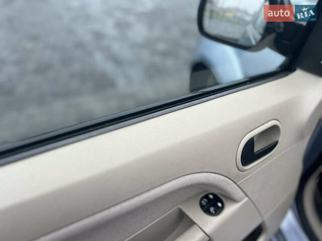 Синий Форд Фиеста, объемом двигателя 1.4 л и пробегом 140 тыс. км за 3799 $, фото 6 на Automoto.ua