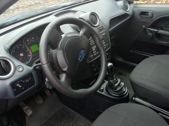 Синий Форд Фиеста, объемом двигателя 1.4 л и пробегом 247 тыс. км за 3950 $, фото 3 на Automoto.ua