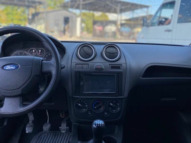 Синій Форд Фієста, об'ємом двигуна 1.2 л та пробігом 153 тис. км за 3500 $, фото 6 на Automoto.ua