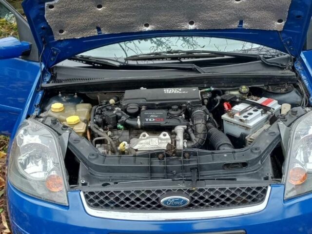 Синий Форд Фиеста, объемом двигателя 1.4 л и пробегом 247 тыс. км за 3950 $, фото 4 на Automoto.ua