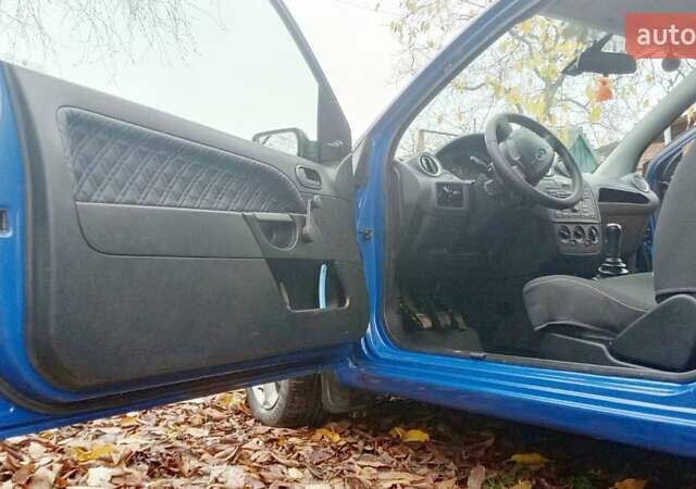 Синий Форд Фиеста, объемом двигателя 1.4 л и пробегом 247 тыс. км за 3950 $, фото 1 на Automoto.ua