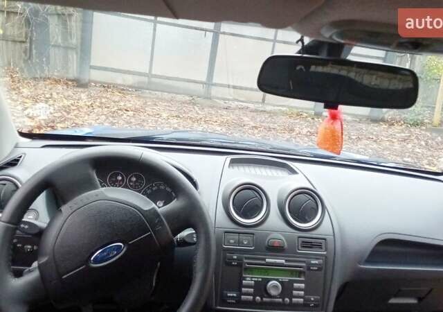 Синий Форд Фиеста, объемом двигателя 1.4 л и пробегом 247 тыс. км за 3950 $, фото 3 на Automoto.ua