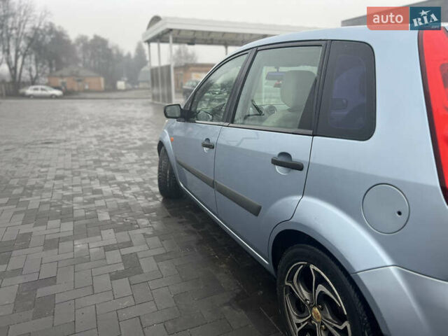 Синий Форд Фиеста, объемом двигателя 1.4 л и пробегом 140 тыс. км за 3799 $, фото 5 на Automoto.ua