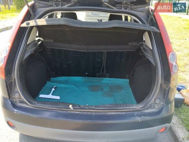 Синій Форд Фієста, об'ємом двигуна 1.24 л та пробігом 221 тис. км за 3900 $, фото 8 на Automoto.ua