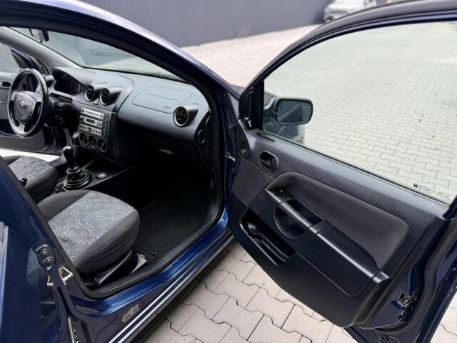 Синій Форд Фієста, об'ємом двигуна 1.6 л та пробігом 150 тис. км за 2100 $, фото 18 на Automoto.ua