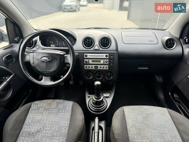 Синій Форд Фієста, об'ємом двигуна 1.6 л та пробігом 150 тис. км за 2100 $, фото 25 на Automoto.ua