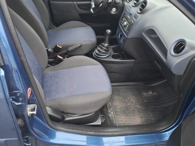 Синий Форд Фиеста, объемом двигателя 1.4 л и пробегом 165 тыс. км за 4800 $, фото 4 на Automoto.ua