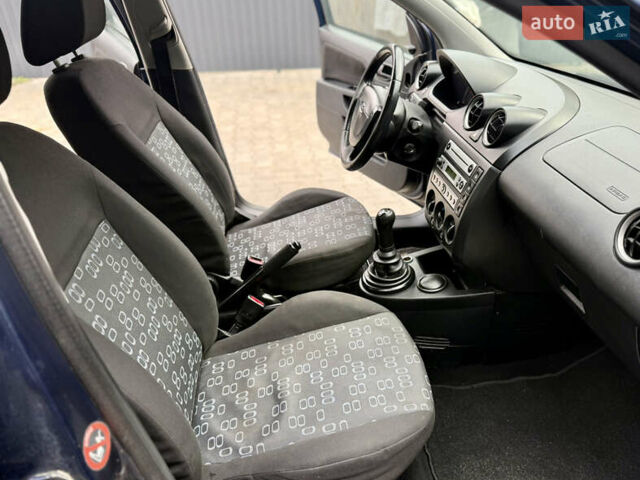 Синій Форд Фієста, об'ємом двигуна 1.6 л та пробігом 150 тис. км за 2100 $, фото 23 на Automoto.ua