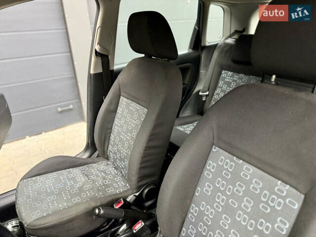 Синій Форд Фієста, об'ємом двигуна 1.6 л та пробігом 150 тис. км за 2100 $, фото 18 на Automoto.ua