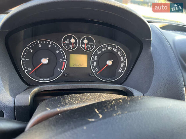 Синій Форд Фієста, об'ємом двигуна 1.3 л та пробігом 258 тис. км за 4300 $, фото 29 на Automoto.ua