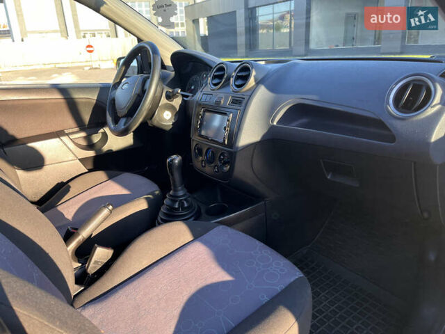 Синій Форд Фієста, об'ємом двигуна 1.3 л та пробігом 258 тис. км за 4300 $, фото 20 на Automoto.ua