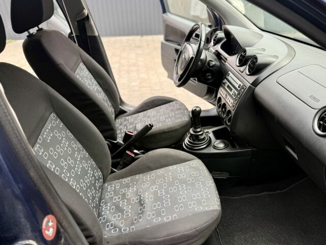 Синій Форд Фієста, об'ємом двигуна 1.6 л та пробігом 150 тис. км за 2100 $, фото 17 на Automoto.ua