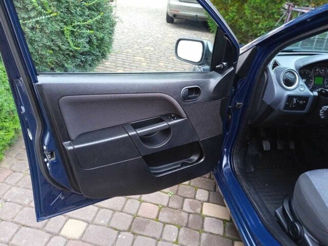 Синий Форд Фиеста, объемом двигателя 1.3 л и пробегом 250 тыс. км за 3999 $, фото 12 на Automoto.ua