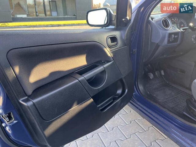 Синій Форд Фієста, об'ємом двигуна 1.3 л та пробігом 258 тис. км за 4300 $, фото 31 на Automoto.ua