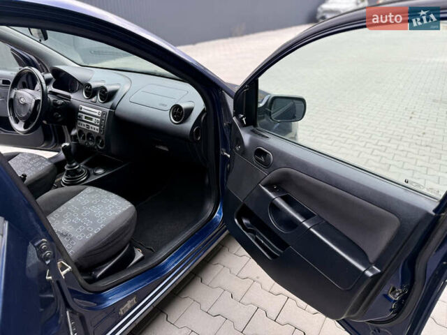 Синій Форд Фієста, об'ємом двигуна 1.6 л та пробігом 150 тис. км за 2100 $, фото 22 на Automoto.ua
