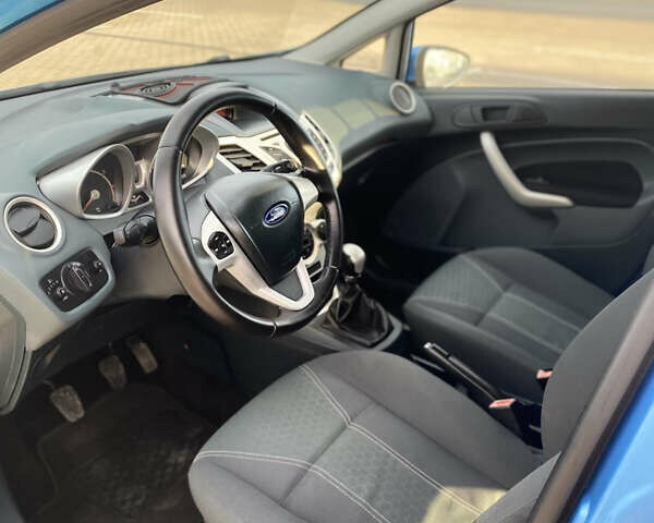 Синий Форд Фиеста, объемом двигателя 1.34 л и пробегом 227 тыс. км за 5900 $, фото 7 на Automoto.ua