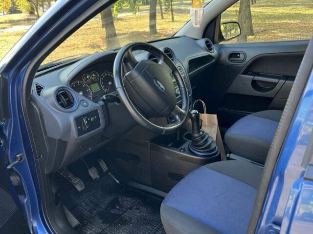 Синий Форд Фиеста, объемом двигателя 1.4 л и пробегом 165 тыс. км за 4900 $, фото 5 на Automoto.ua