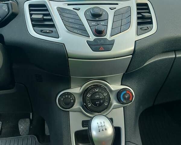 Синий Форд Фиеста, объемом двигателя 1.25 л и пробегом 132 тыс. км за 6400 $, фото 7 на Automoto.ua