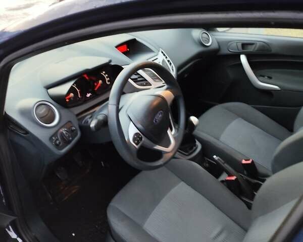 Синий Форд Фиеста, объемом двигателя 1.2 л и пробегом 117 тыс. км за 5629 $, фото 5 на Automoto.ua