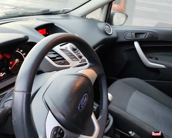 Синий Форд Фиеста, объемом двигателя 1.2 л и пробегом 117 тыс. км за 5629 $, фото 9 на Automoto.ua