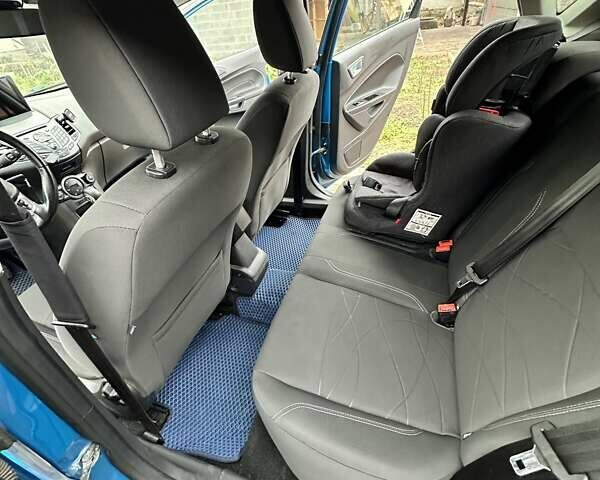 Синій Форд Фієста, об'ємом двигуна 1 л та пробігом 120 тис. км за 8500 $, фото 45 на Automoto.ua