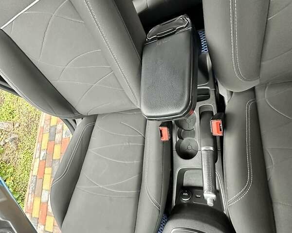 Синій Форд Фієста, об'ємом двигуна 1 л та пробігом 120 тис. км за 8500 $, фото 32 на Automoto.ua