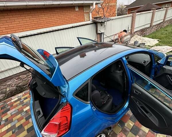 Синій Форд Фієста, об'ємом двигуна 1 л та пробігом 120 тис. км за 8500 $, фото 2 на Automoto.ua