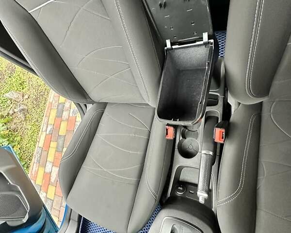 Синій Форд Фієста, об'ємом двигуна 1 л та пробігом 120 тис. км за 8500 $, фото 28 на Automoto.ua