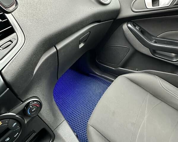 Синій Форд Фієста, об'ємом двигуна 1 л та пробігом 120 тис. км за 8500 $, фото 17 на Automoto.ua