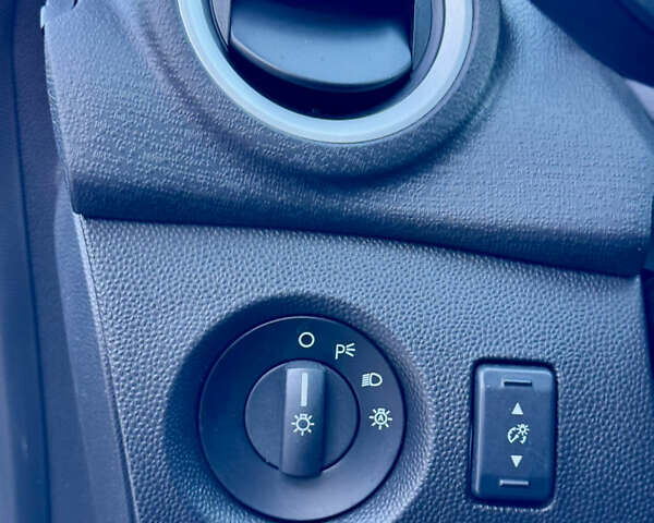 Форд Фиеста 2018 в Киеве на Automoto.ua Синий Форд Фиеста, объемом двигателя 1.6 л и пробегом 100 тыс. км за 7500 $, фото 13 на Automoto.ua