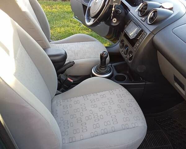 Зеленый Форд Фиеста, объемом двигателя 1.39 л и пробегом 221 тыс. км за 3300 $, фото 5 на Automoto.ua