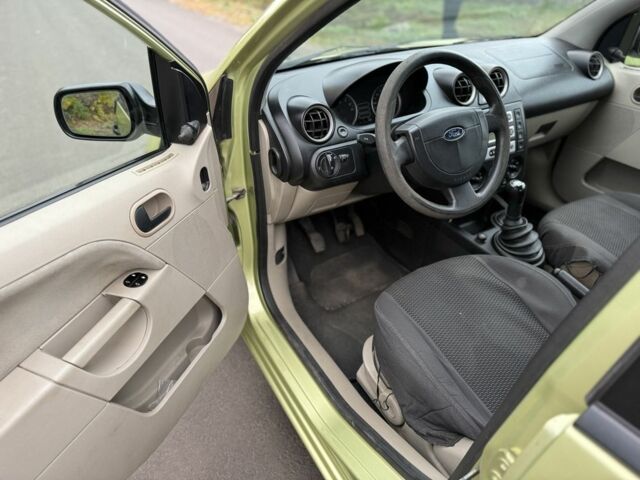 Зеленый Форд Фиеста, объемом двигателя 1.3 л и пробегом 180 тыс. км за 3850 $, фото 6 на Automoto.ua