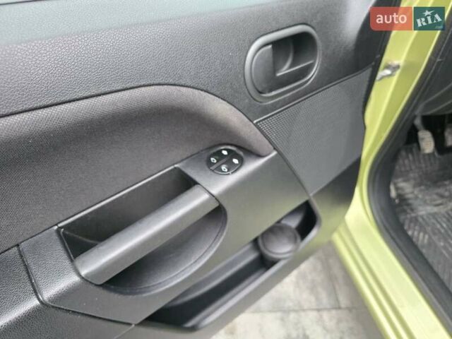 Зеленый Форд Фиеста, объемом двигателя 1.4 л и пробегом 213 тыс. км за 3800 $, фото 9 на Automoto.ua