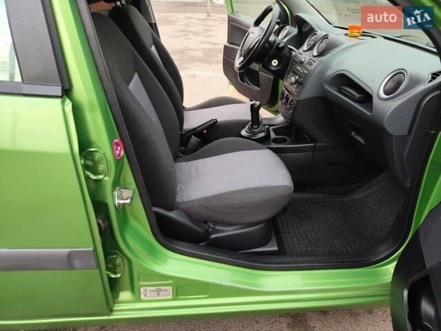Зелений Форд Фієста, об'ємом двигуна 1.4 л та пробігом 165 тис. км за 4200 $, фото 26 на Automoto.ua