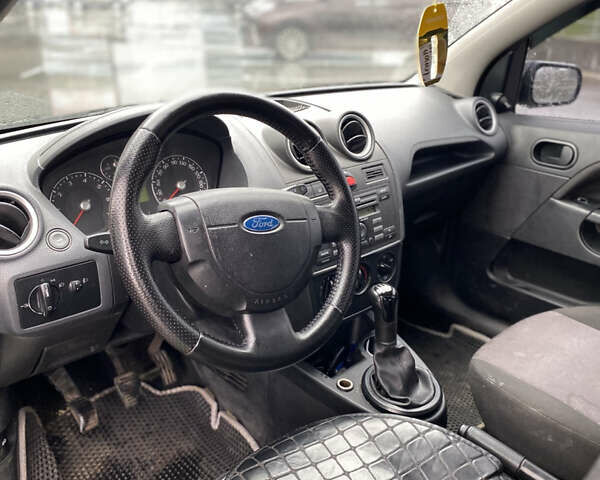 Зеленый Форд Фиеста, объемом двигателя 1.39 л и пробегом 280 тыс. км за 2700 $, фото 6 на Automoto.ua