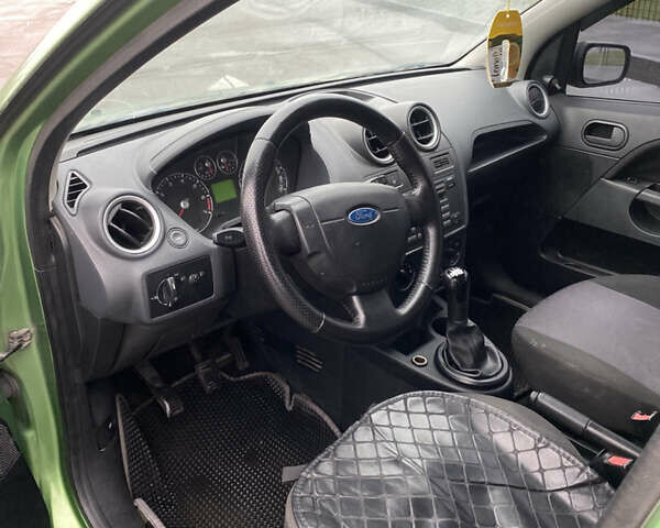 Зелений Форд Фієста, об'ємом двигуна 1.39 л та пробігом 300 тис. км за 2600 $, фото 6 на Automoto.ua