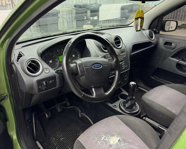 Зелений Форд Фієста, об'ємом двигуна 1.4 л та пробігом 300 тис. км за 2550 $, фото 8 на Automoto.ua