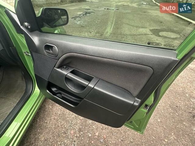 Зеленый Форд Фиеста, объемом двигателя 1.4 л и пробегом 125 тыс. км за 4999 $, фото 24 на Automoto.ua