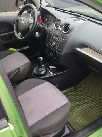 Зеленый Форд Фиеста, объемом двигателя 1.39 л и пробегом 163 тыс. км за 4300 $, фото 9 на Automoto.ua