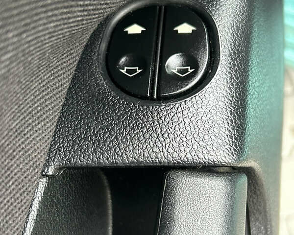 Зелений Форд Фієста, об'ємом двигуна 1.3 л та пробігом 235 тис. км за 3500 $, фото 16 на Automoto.ua