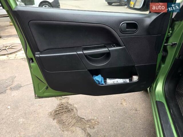 Зеленый Форд Фиеста, объемом двигателя 1.4 л и пробегом 180 тыс. км за 3300 $, фото 19 на Automoto.ua