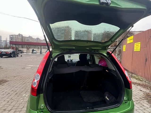 Зеленый Форд Фиеста, объемом двигателя 1.4 л и пробегом 199 тыс. км за 3200 $, фото 2 на Automoto.ua