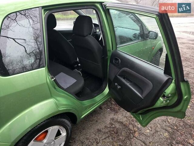 Зеленый Форд Фиеста, объемом двигателя 1.39 л и пробегом 182 тыс. км за 3000 $, фото 12 на Automoto.ua